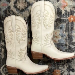 NWOT Never worn Tecova Annie boots in Bone, size 10 Womens